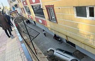 Park halindeki otomobil apartman boşluğuna düştü