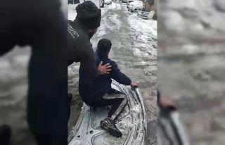 Pendik’te gençlerin kar eğlencesi: Araç kaportasıyla...