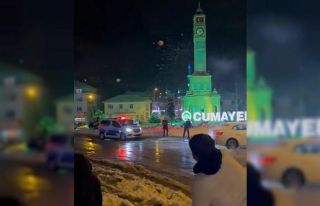 Polisler gençlerle kar topu oynadı