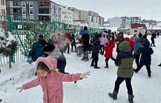 Polisler ile öğrenciler kartopu savaşı yaptı