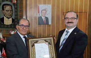 Prof. Dr. Yıldırım, İran’dan aldığı ödülü...