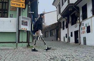 Protez bacaklarıyla 9 yıldır gittiği havuzda şampiyonluklara...