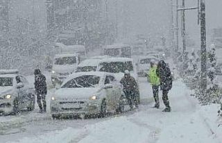 Rampa çıkamayan araçlar trafiği sıkıştırdı