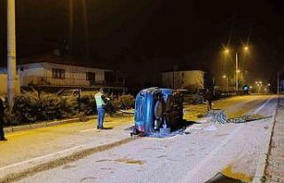 Refüjdeki ağaçlara çarpıp hurdaya dönen otomobilin...