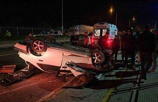 Refüjdeki direği deviren otomobil ters döndü:...