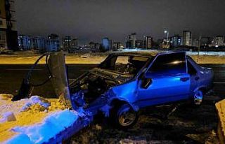 Refüje çarpan Fiat Tofaş perte çıktı: 3 yaralı