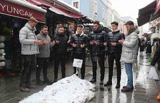 Sakarya’da esnaflar yaptıkları kardan mezarın...