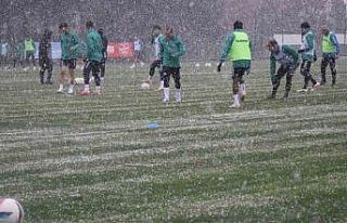 Sakaryaspor, Çorum FK mesaisini kar altında sürdürdü