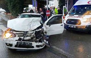 Samsun’da otomobil ile kamyonet çarpıştı: 4...