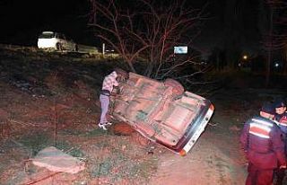 Şarampole devrilen otomobil ağaca çarparak durabildi:...