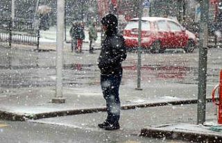 Şehir merkezinde lapa lapa kar: Yarım saatte araçlar...