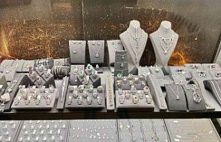 Sevgililer Günü öncesi Kapalıçarşı’da alışveriş...