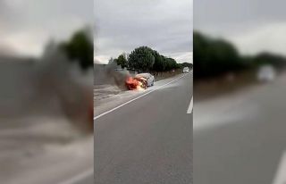 Seyir halindeki otomobil alev alev yandı