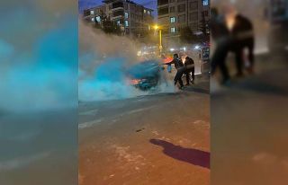 Seyir halindeki otomobil yandı