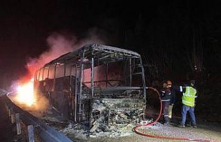 Seyir halindeki yolcu otobüsü alev alev yandı
