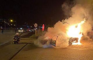 Seyir halindeyken yanmaya başlayan Tofaş otomobil...