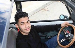 Sıfır araçlarda olmayan cam tavanı 34 yaşındaki...