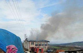 Sinop’ta 2 katlı evin çatısı alevlere teslim...