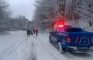 Sinop’ta kar nedeniyle yolda mahsur kalan vatandaşlar...