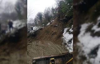 Sinop’ta toprak kayması: Köy yolu ulaşıma kapandı