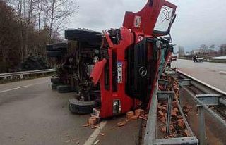 Sinop’ta tuğla yüklü kamyon devrildi: 1 yaralı