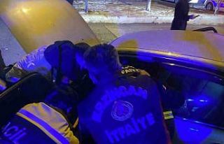 Sinyalizasyon ışıklarında bekleyen iki otomobile...