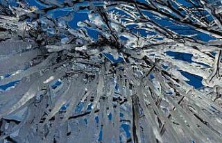 Şırnak’ta ağaçlarda buz sarkıtları oluştu