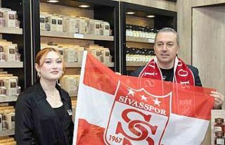 Sivas’ta esnaflara Sivasspor bayrağı dağıtıldı