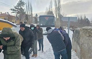 Sivas’ta karla mücadele ekipleri yolda kalanların...