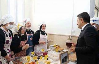 Sivas’ta lise öğrencileri hayır panayırı açtı