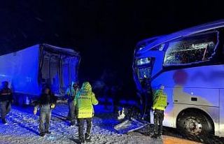 Sivas’ta otobüs kazası: 1’i ağır 13 yaralı