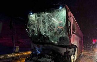 Sivas’ta yolcu otobüsü park halindeki tıra çarptı,...