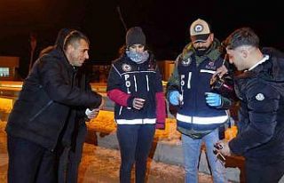 Soğuk gecede Bayburt polisinden sıcak jest