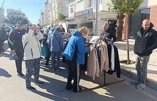 Soğuk havada tezgah açan esnaf turistlerden nasibini...