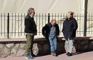 Soğuk havada vatandaşlar güneşe sığındı