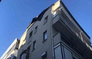 Söke’de fırtına apartman çatısını uçurdu