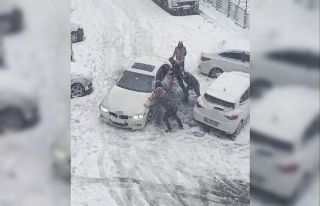 Sultangazi’de araçlar kara gömüldü, vatandaşları...