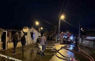 Sultangazi’de gecekondudaki yangın iş yerine sıçradı