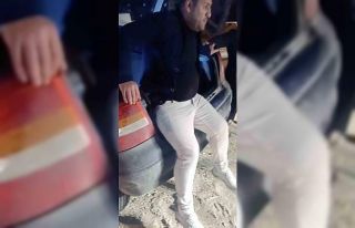 Suya gömülen aracının bagajında oturarak yardım...