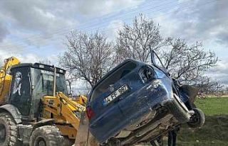 Takla atan araçtaki 5 kişi yaralandı