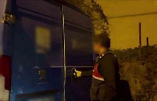 Taklit ettikleri kargo aracı ile kaçakçılık yaparken...