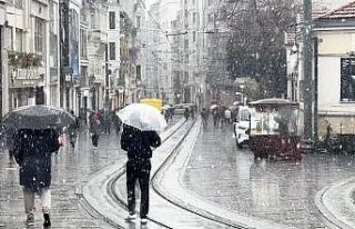 Taksim’de kar yağışı etkili olmaya başladı