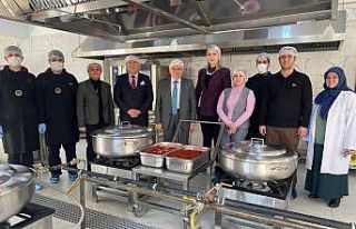 Taşımalı öğrencilerin yemekleri meslek liselilerden