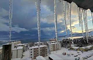 Tatvan’da kar yağışı: 40 köy yolu ulaşıma...