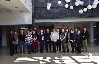 Tekno Kafe Perşembe’de proje yazımı eğitimi...