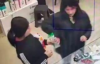 Teknoloji mağazalarına girip hırsızlık yaptılar,...