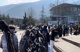 Teleferik arıza yapınca metrelerce kuyruk oluştu......