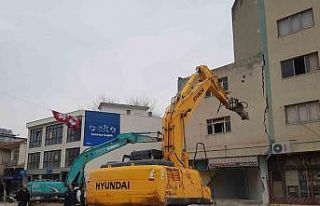 Temel kazısında hasar alınca iş makineleriyle...