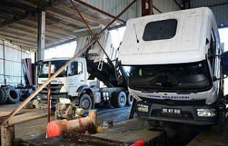 Terme Belediyesi araçlarını atölyelerinde tamir...