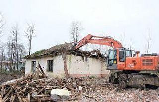 Terme’de metruk binalar tek tek yıkılıyor